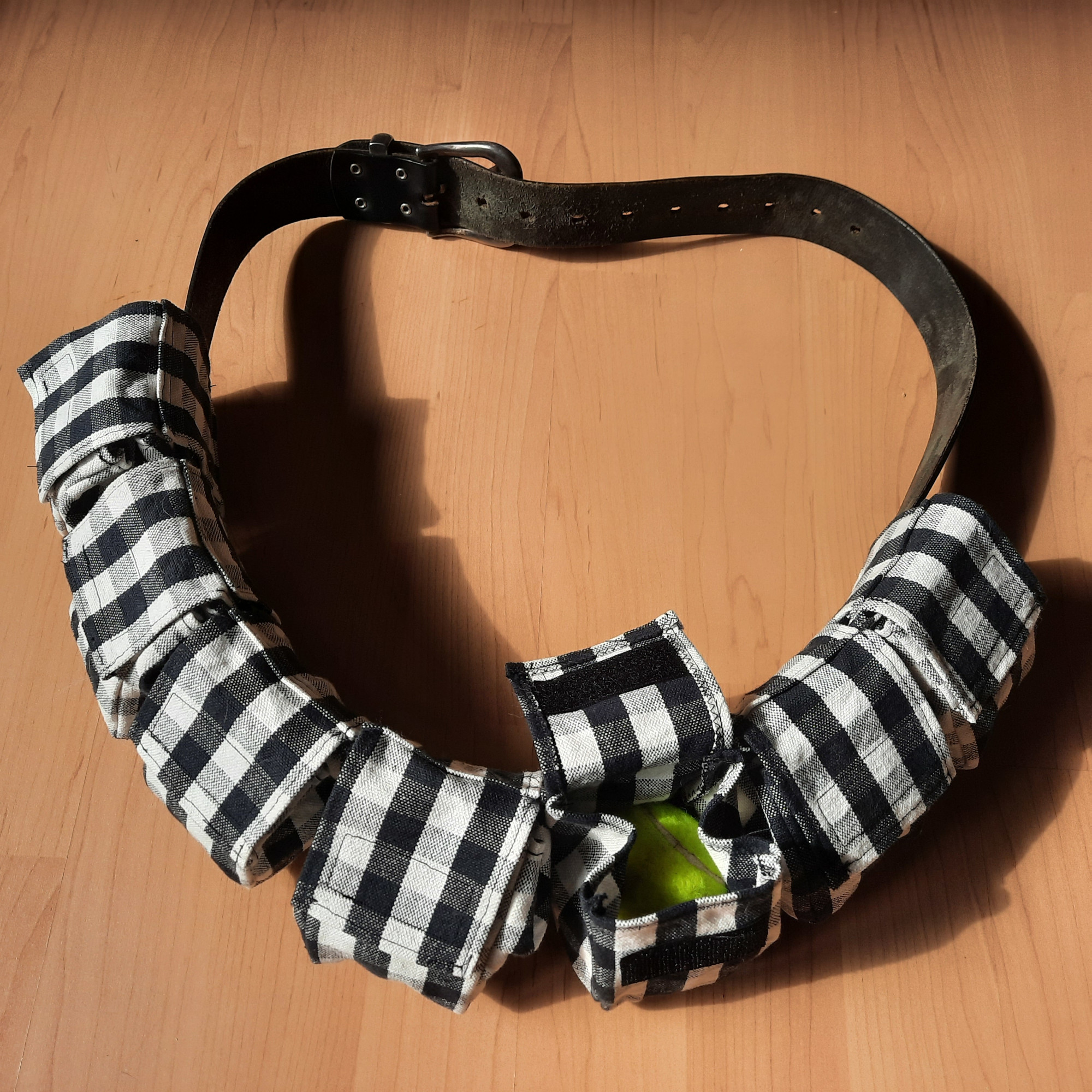 Bild des fertigen Bandoliers mit einer geöffneten Tasche